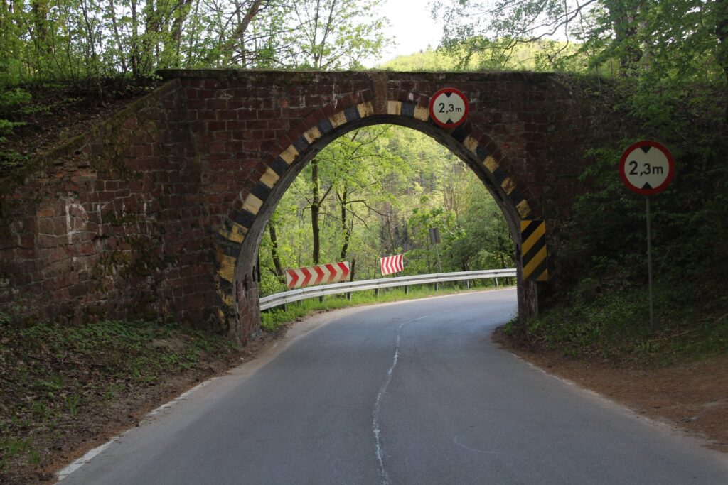 Kamienny wiadukt dawnej kolei zębatej nad drogą do Srebrnej Góry