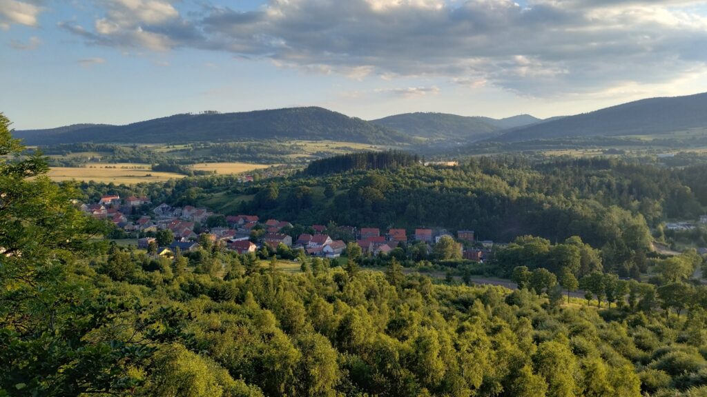 Panorama Głuszycy w dolinie, w tle grzbiet Gór Sowich