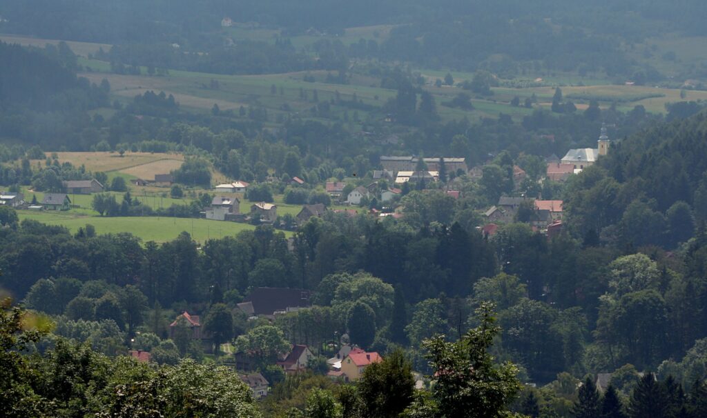 Jugów rozciągnięty w dolinie, widok znad wsi