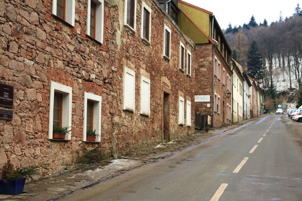 Ulica Górnego Miasta w Srebrnej Górze, wspinająca się doliną