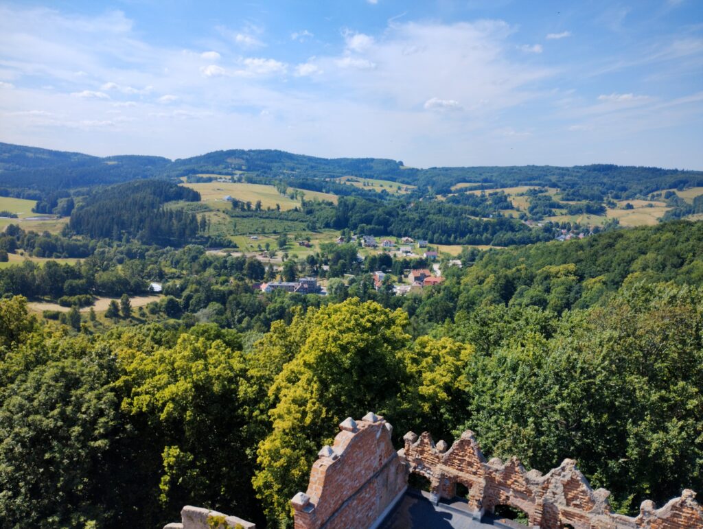 Widok z murów Zamku Grodno na dolinę i zabudowę Zagórza Śląskiego