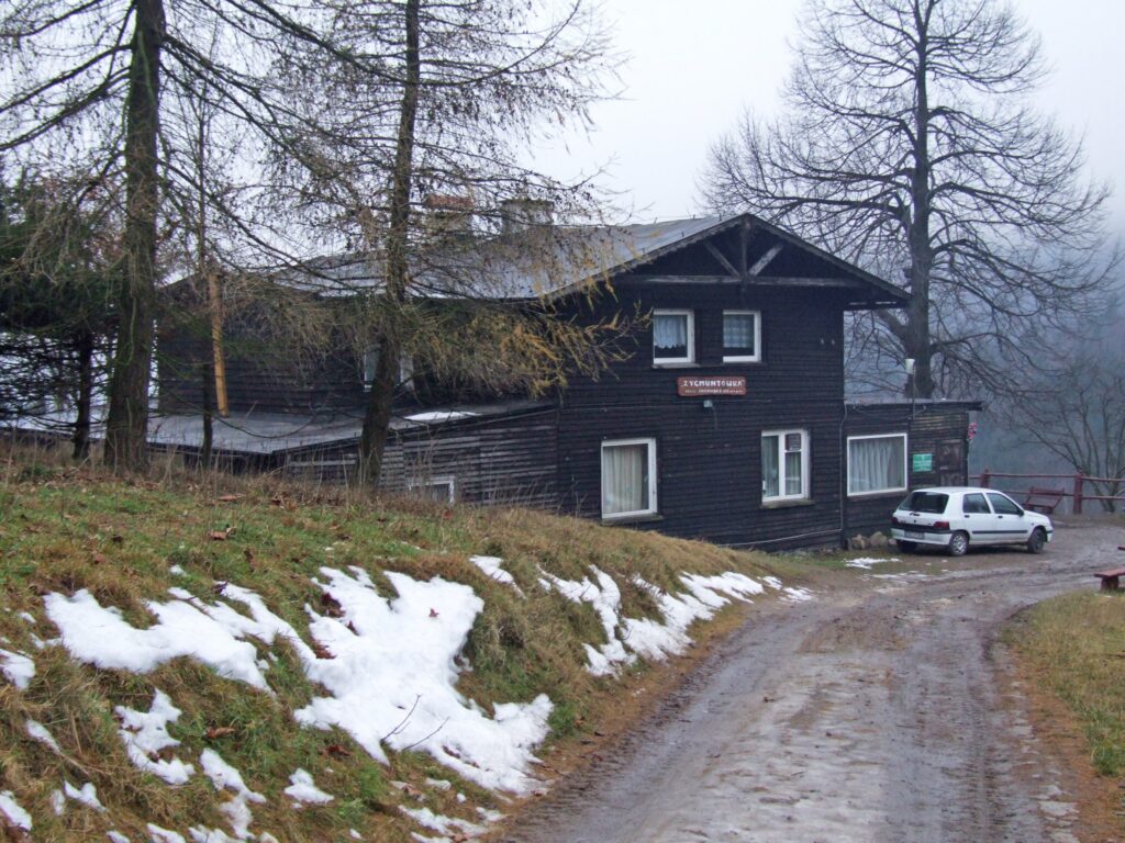 Schronisko Zygmuntówka zimą, dojazd drogą leśną