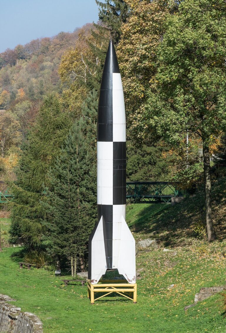 Replika rakiety V-2 ustawiona przy wejściu do kompleksu Rzeczka